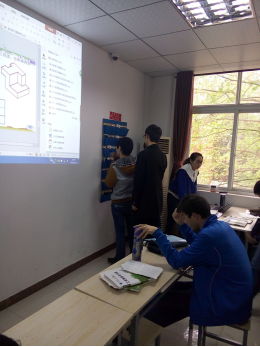 上课前学生将手机放置收纳袋中